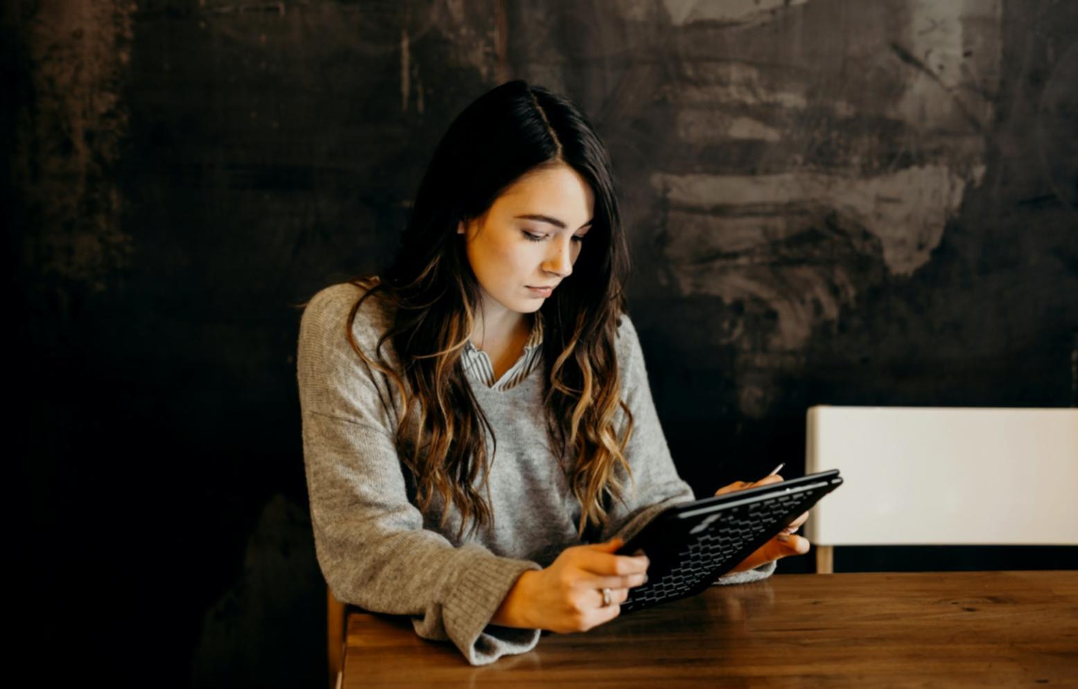 Apprenant en cours de formation SEO sur ordinateur